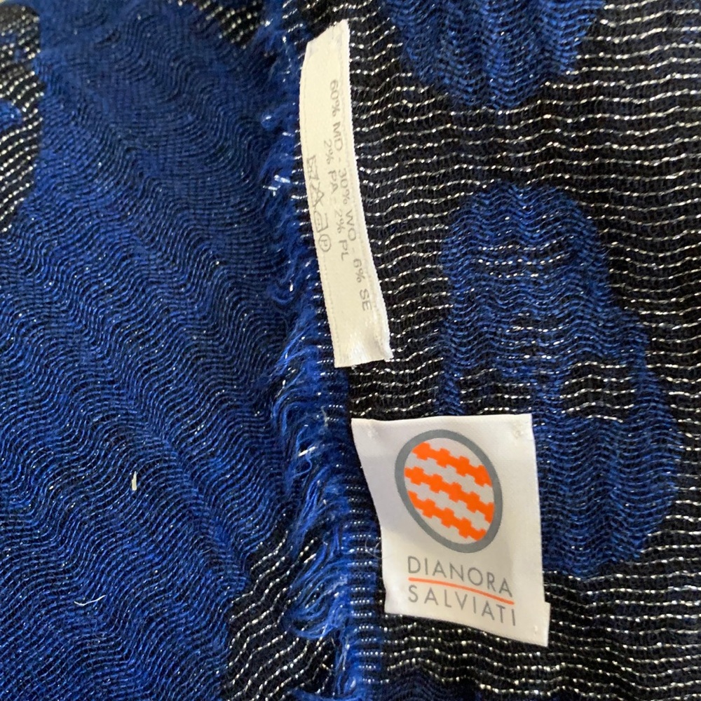Díanora Salvati blue skull square scarf